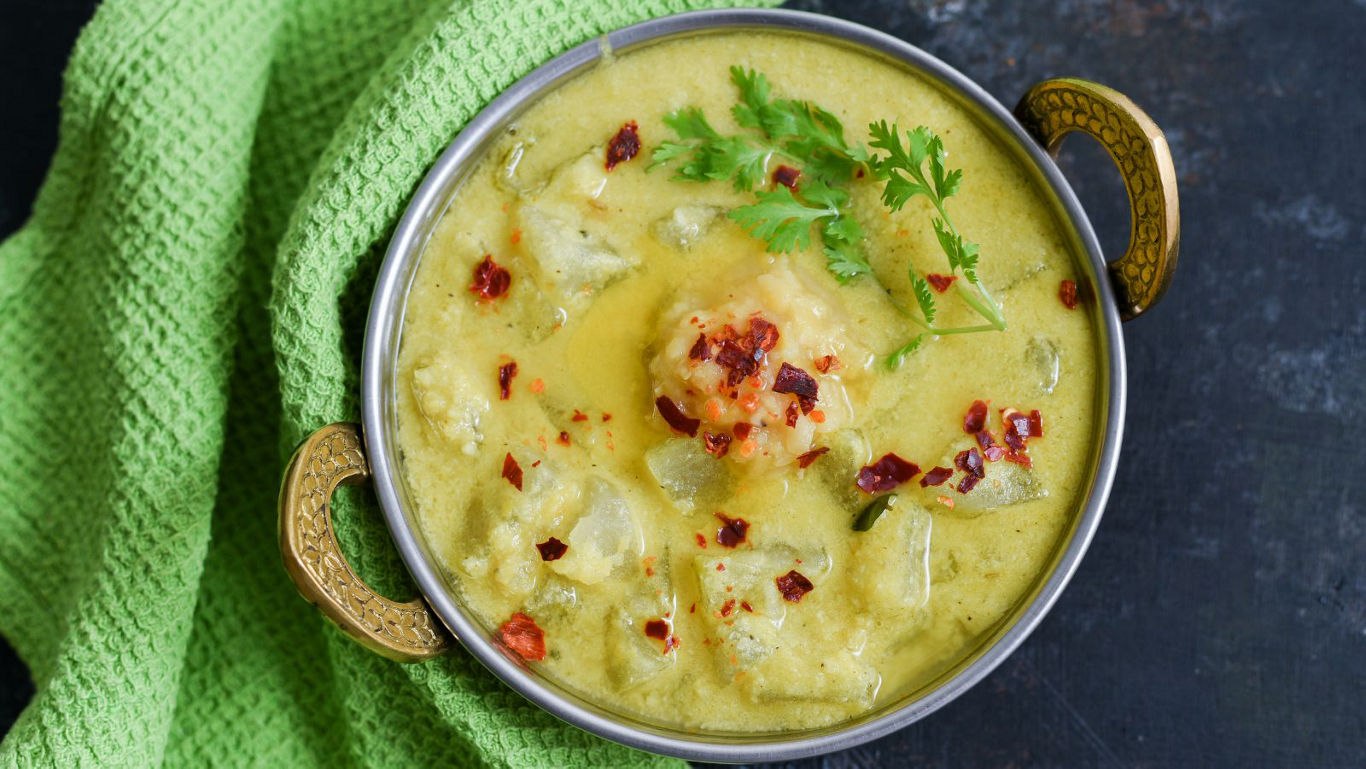 Creamy Indian curry with herbs and chili