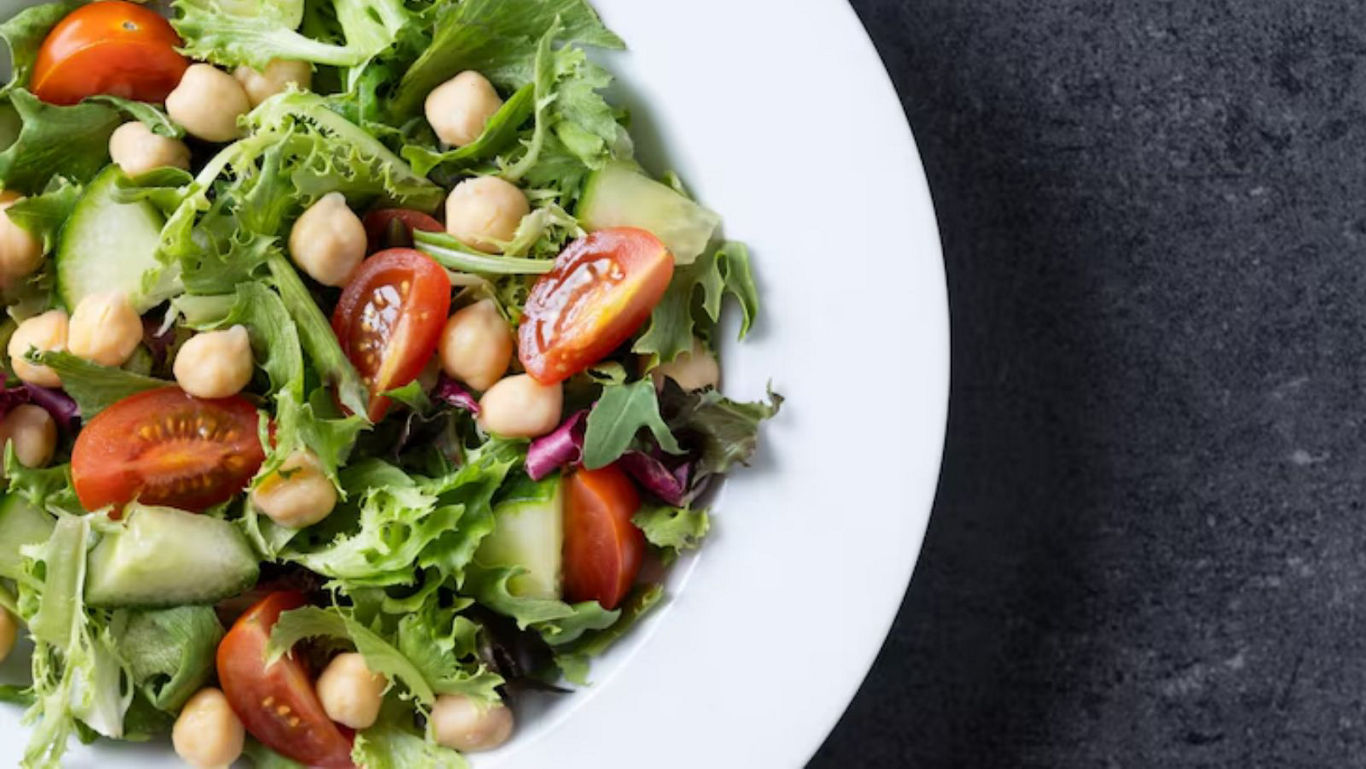 Fresh chickpea and tomato green salad