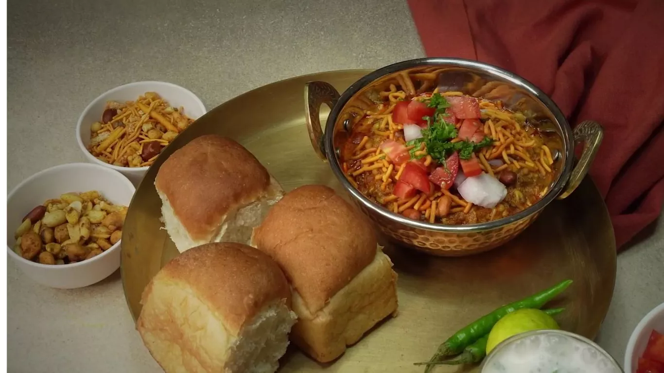 Fiery Misal Pav Recipe: Maharashtra’s Spicy Street Food Legend