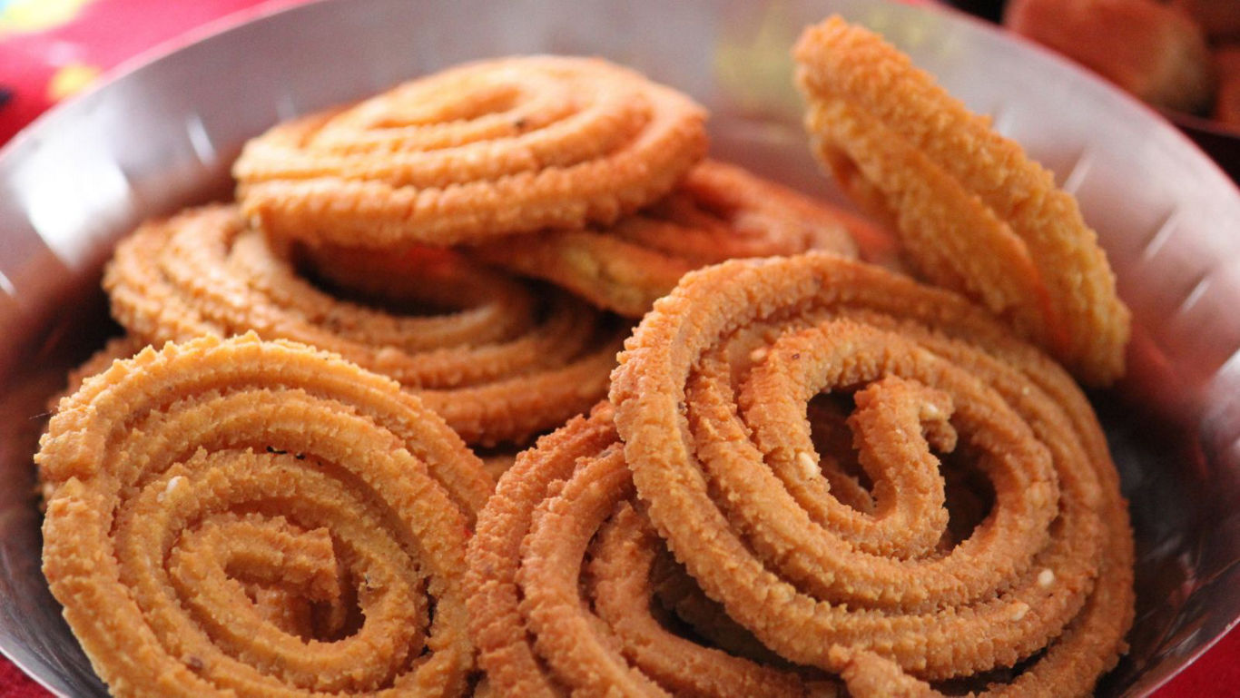 Crispy spiral Indian snack in bowl