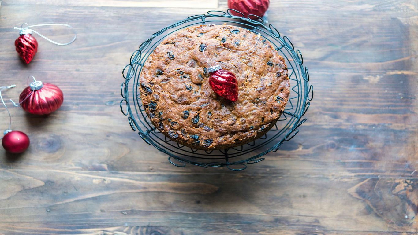 Tips To Decorate Christmas Cake with Pantry Staples Only