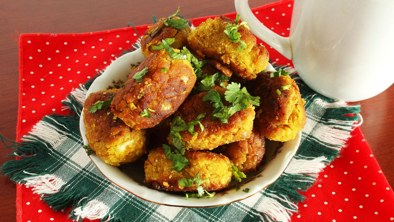 Crispy herb garnished fried snack bites