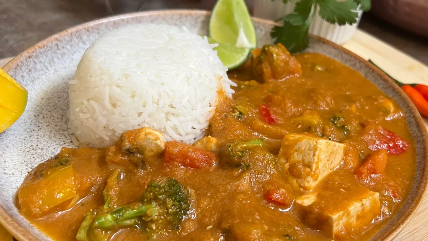 Thai Mango Curry Recipe | FoodiesOnly