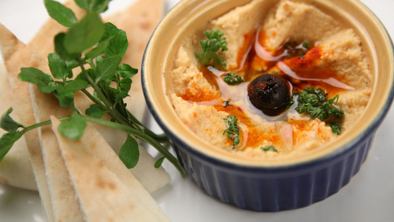 Hummus Science: The Secret To Making The Perfectly Creamy Middle Eastern Dip