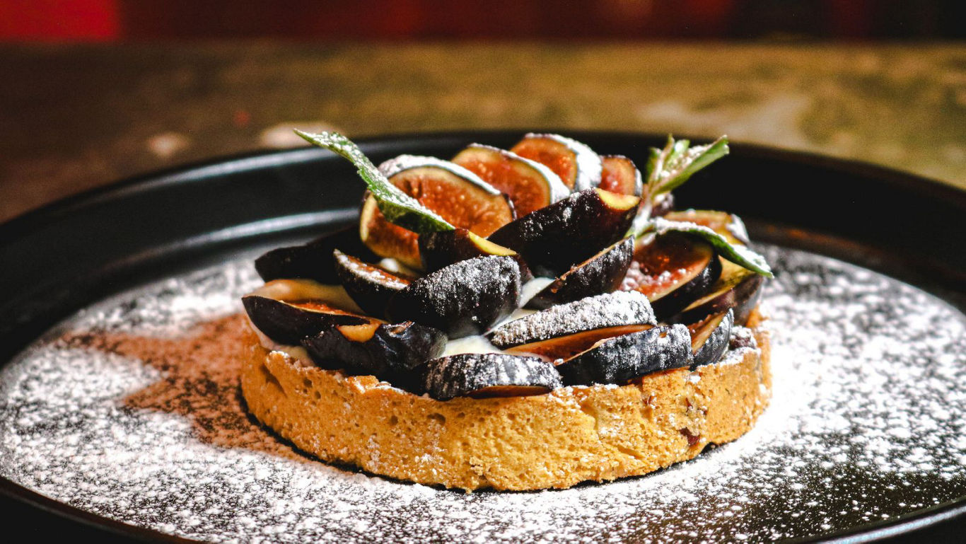 Gourmet fig tart with powdered sugar