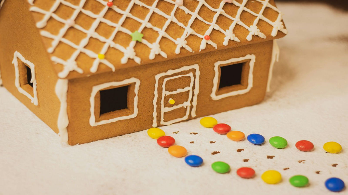 7 Tips to Make A Low-Effort Gingerbread House