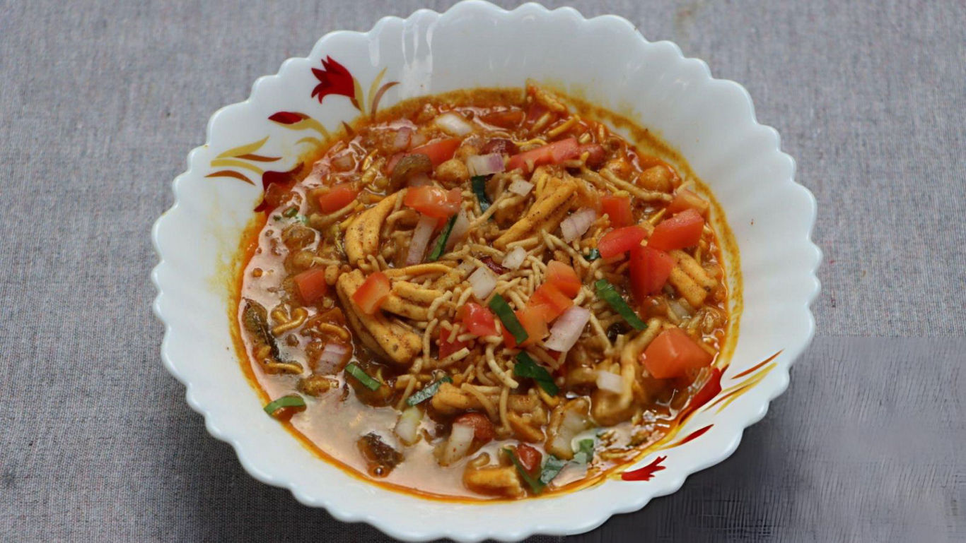 Spicy noodle soup with fresh vegetables