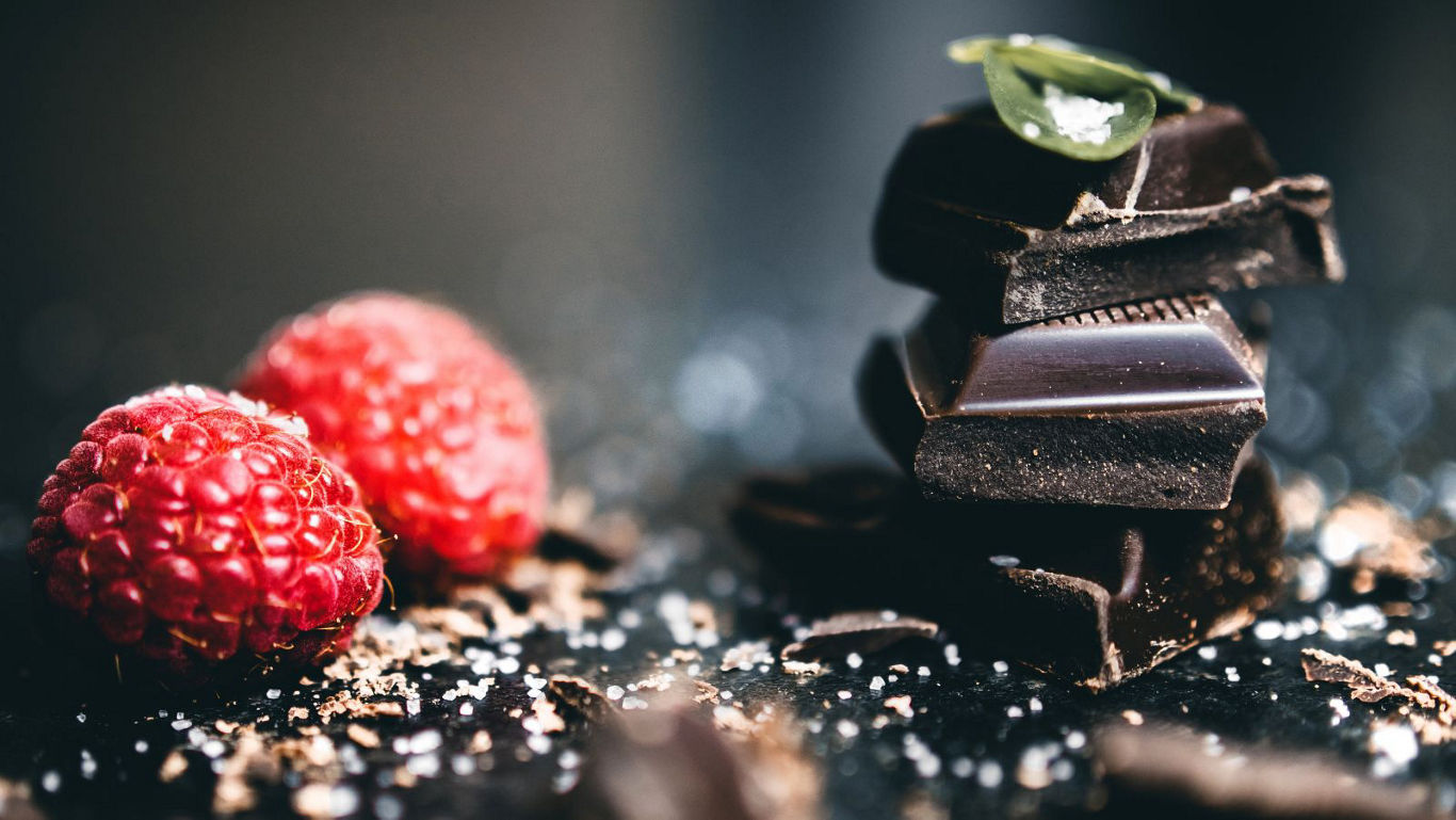 Dark chocolate pieces with fresh raspberries