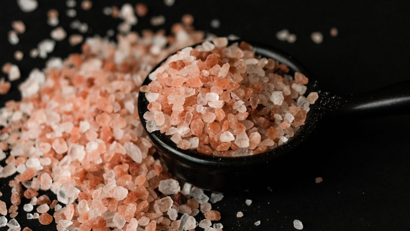 Pink Himalayan salt crystals in spoon