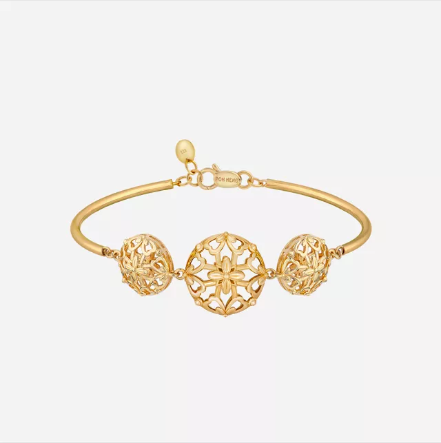 POH HENG JEWELLERY 22K LEGACY PEONY BANGLE IN YELLOW GOLD (D22KLEGACY291V0720A)