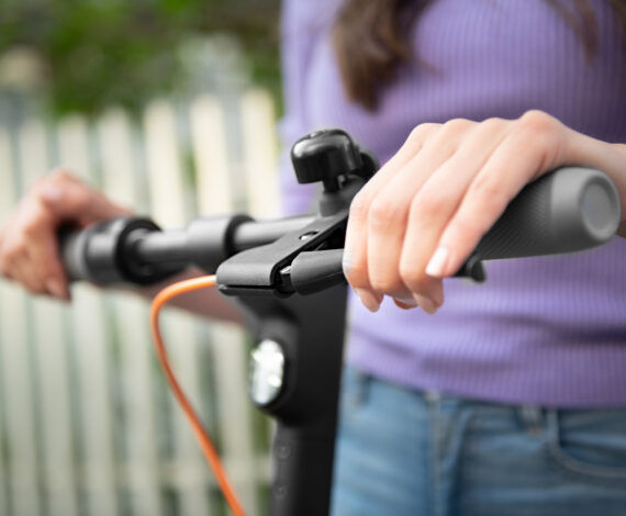 Един спирачен лост за 2 регенеративни спирачки!