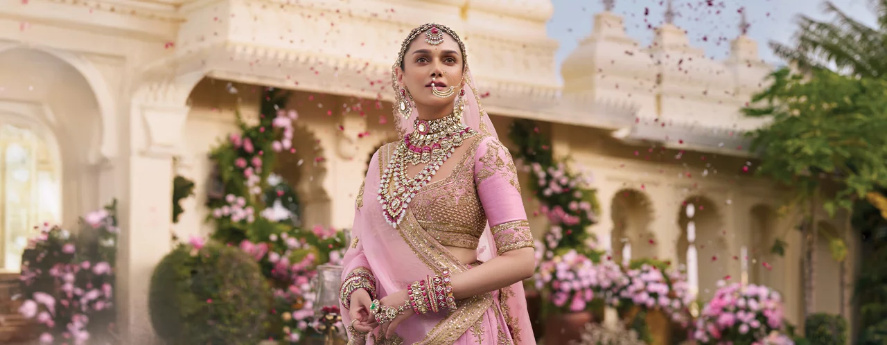 Bride in red saree with traditional gold jewellery