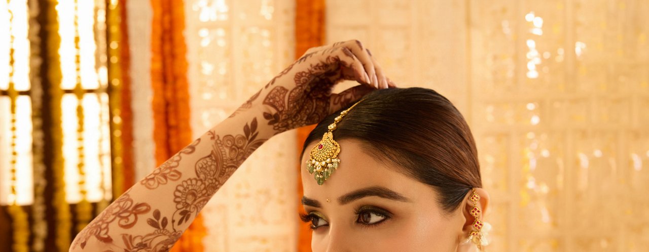 Gold maang tikka and earrings with intricate design