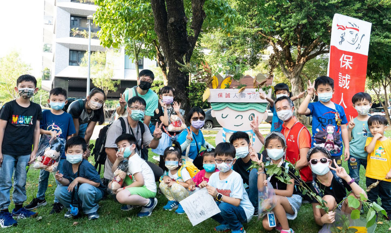 小朋友們以創意豐富共創公仔的頭冠並拍照留念