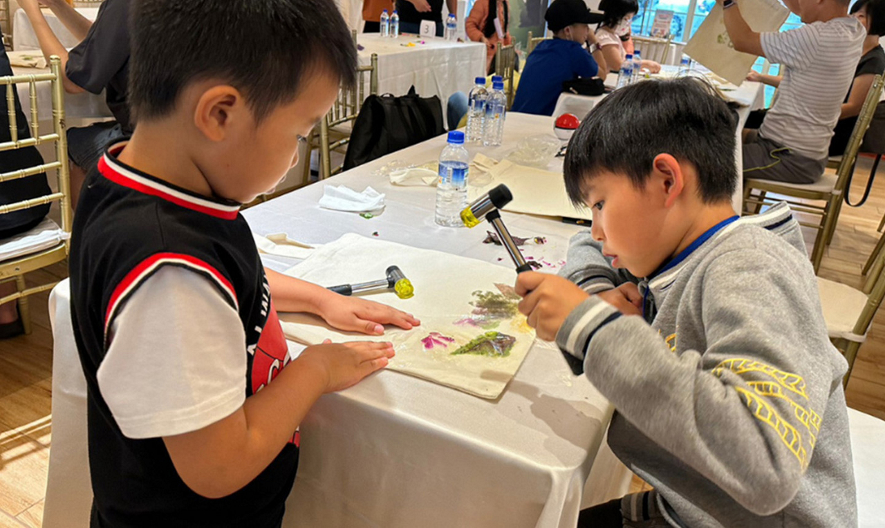 孩子們專心拓印DIY手作環保袋