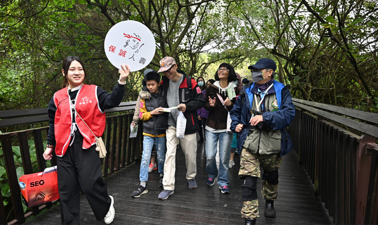 透過生態導覽引導孩子們觀察、聆聽，參與生態活動，學習愛護環境。