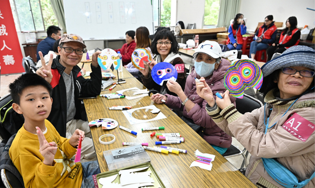 親子彩繪鳥面具DIY，享受藝術創作的樂趣，透過手作享受難得的親子互動時光。