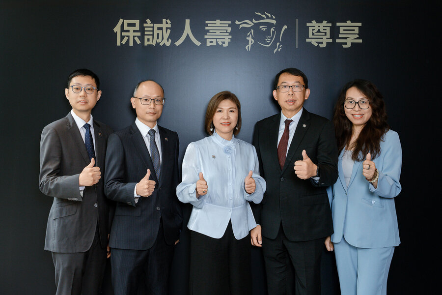 「保誠人壽尊享」正式發佈，保誠人壽總經理王慰慈(中)偕同高階主管共同出席通路發佈會