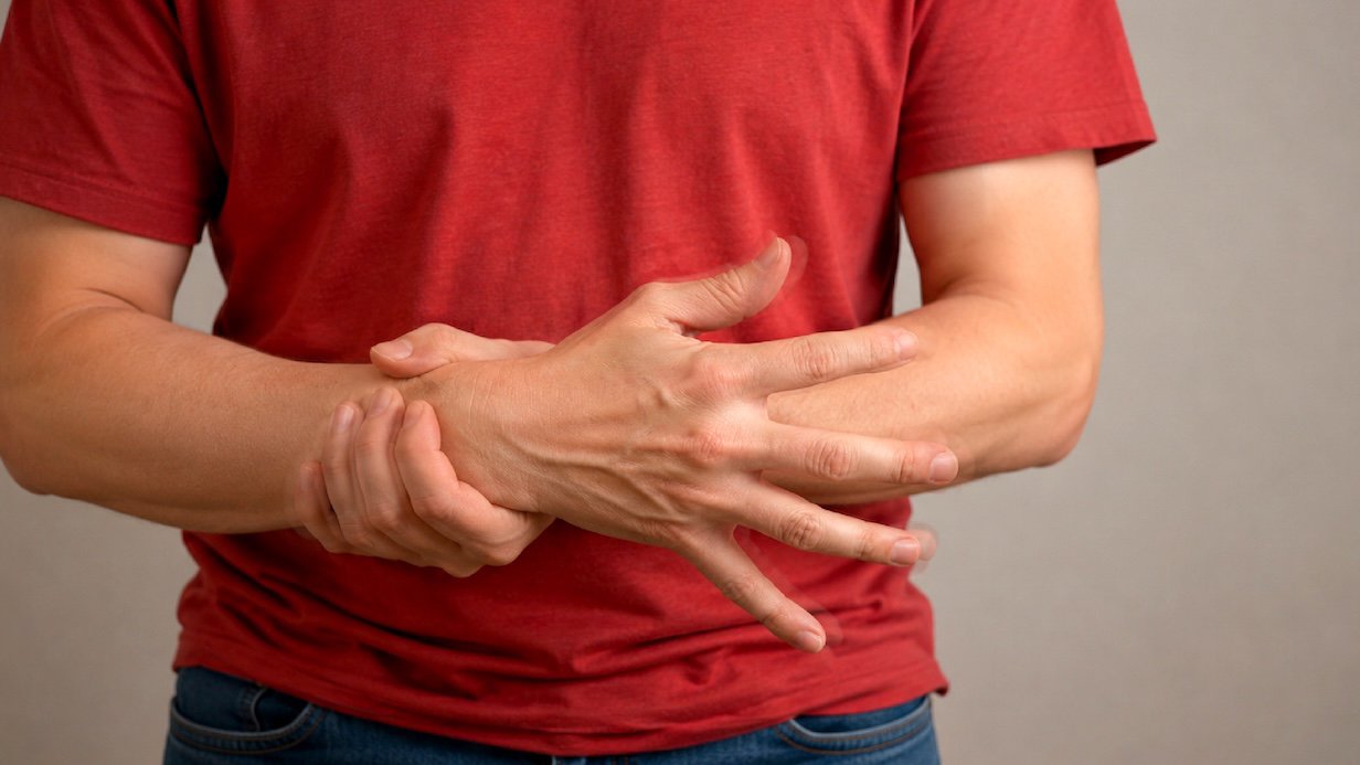 อาการมือสั่นแบบไหนที่เป็นสัญญาณเริ่มต้นของโรคพาร์กินสัน