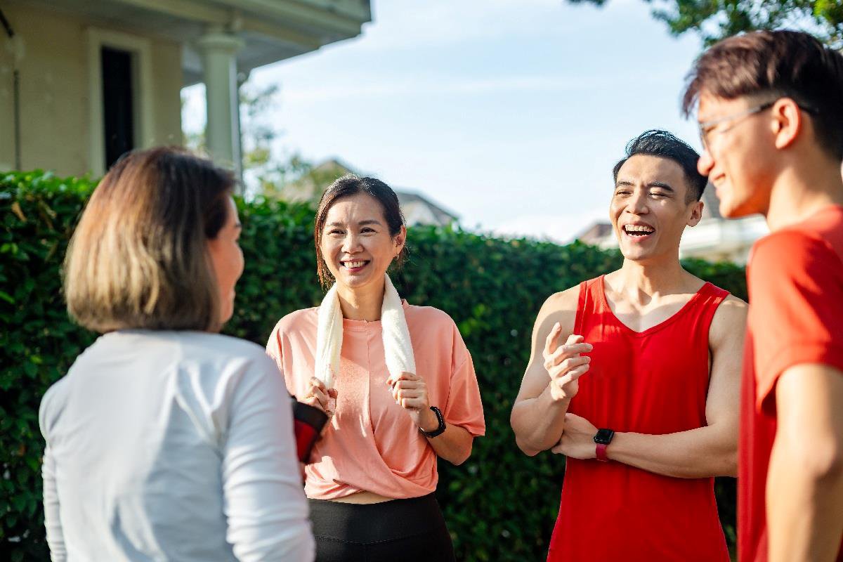 Friends-chatting-together-after-fitness-exercise