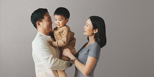 dad and mom holding son
