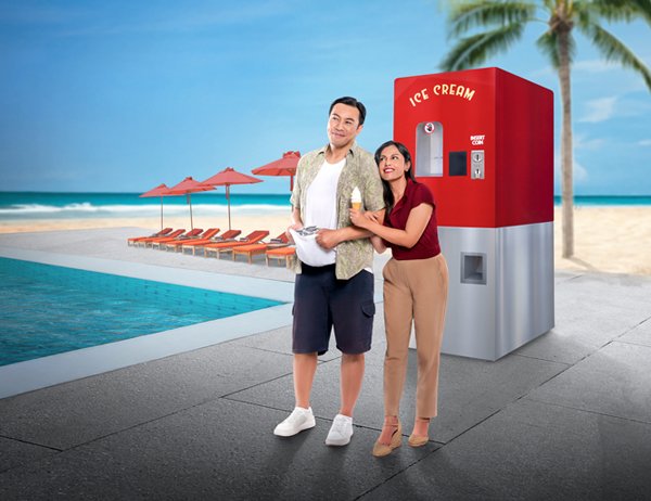 Pekerja sedang menyatukan tangan sambil tersenyum