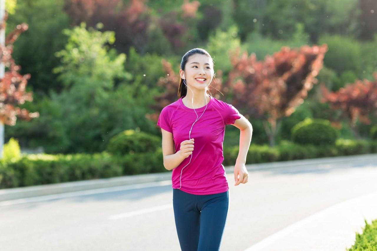 girl pink shirt jogging