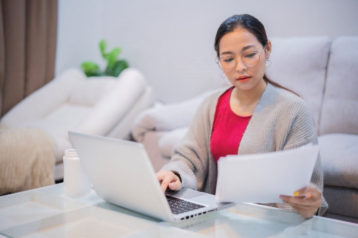 young-asian-woman-using-laptop