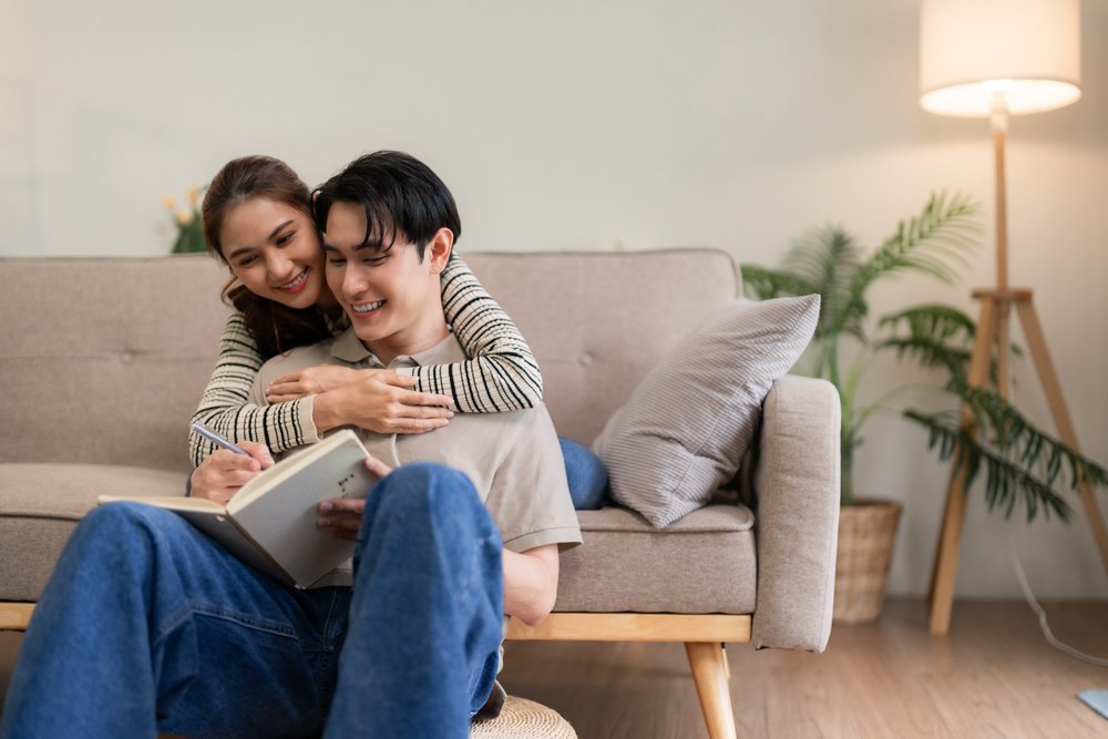 คู่รักที่ไม่ได้จดทะเบียนกำลังดูรายละเอียดผู้รับผลประโยชน์ประกันชีวิต
