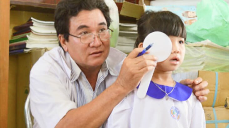 csr-anh-mat-tre-tho-03-366x206