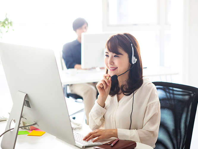 customer-service-headphones-girl