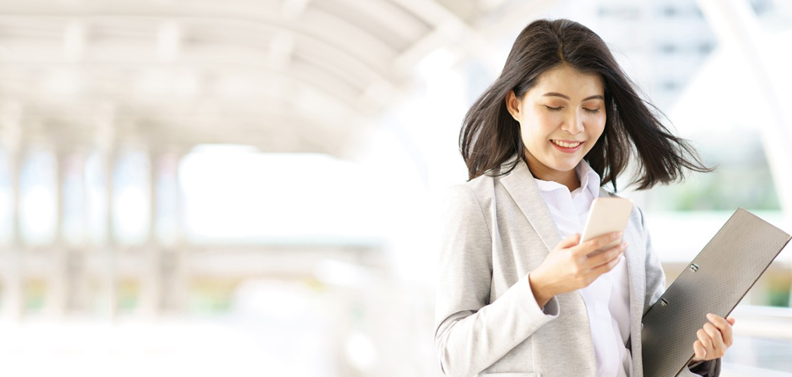 Customer reading sustainability statement