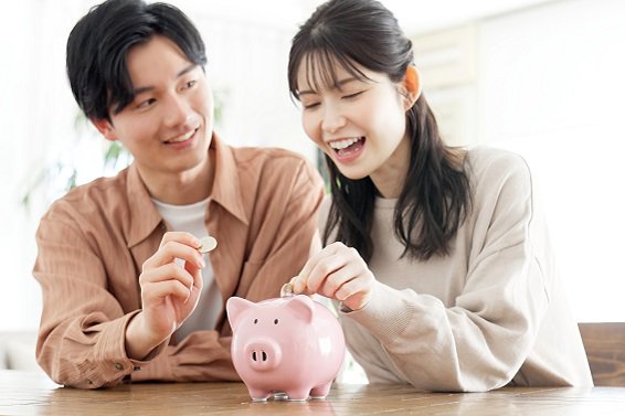 储蓄保险回报不应只看单一指标，投保人可同时参考内部回报率（IRR）、保证利益、非保证利益、现金价值、分红实现率及总现金价值比率等资料