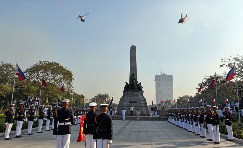President Benigno S. Aquino III offers a wreath during the commemoration of the 119th Anniversary of the Martyrdom of Dr. Jose Rizal at the Rizal National Monument in Rizal Park, Manila City on Wednesday (December 30, 2015). With theme: “Rizal 2015: Dangal Ng Pilipino, Gabay Sa Pagbabago.” (Photo by Joseph Vidal / Malacañang Photo Bureau)