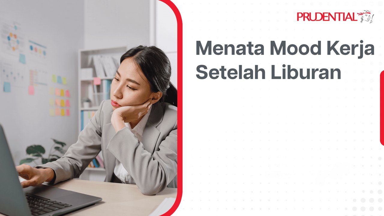Seorang karyawan duduk di meja kerja sambil menatap laptop, tampak lelah setelah kembali dari liburan. Ruang kantor modern terlihat dengan papan catatan warna-warni di dinding dan perlengkapan kerja di atas meja. Di sisi kanan terdapat area putih dengan teks besar berbahasa Indonesia bertuliskan "Menata Mood Kerja Setelah Liburan". Di bagian atas kanan juga terlihat teks merek Prudential yang mencolok. Komposisi visual memadukan area foto dan ruang teks dengan gaya presentasi profesional.
