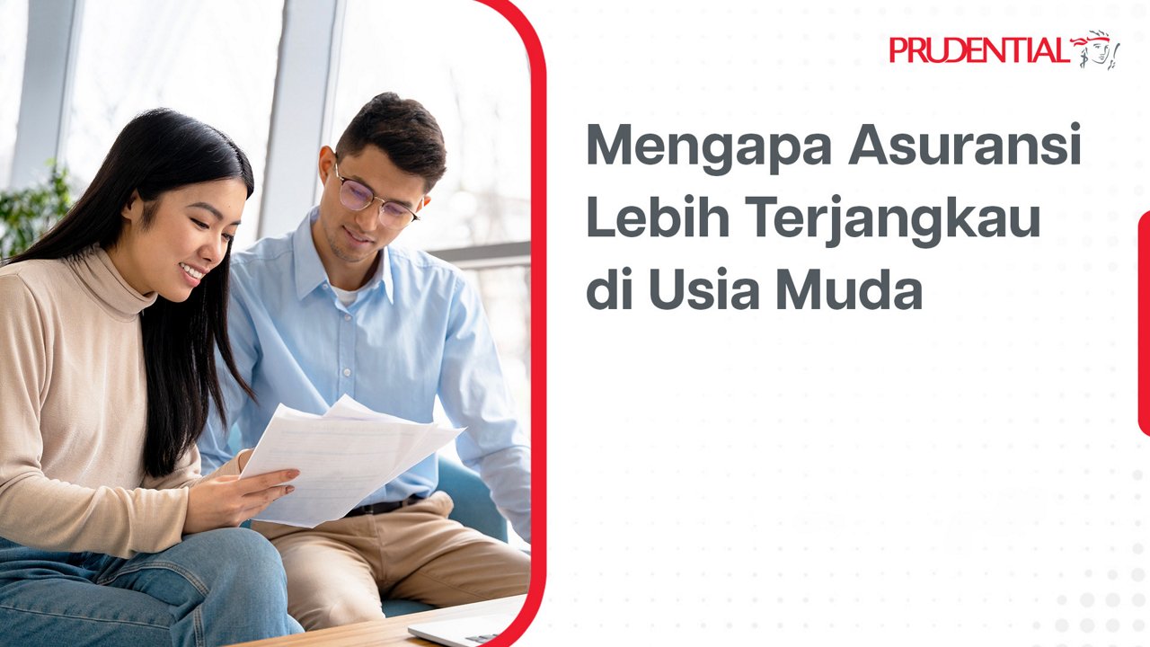 Seorang pria dan wanita muda duduk bersama di ruang tamu modern sambil membaca dokumen asuransi. Mereka tampak fokus dan tersenyum ringan saat mendiskusikan informasi di atas kertas. Di sisi kanan, terdapat teks bahasa Indonesia yang berbunyi "Mengapa Asuransi Lebih Terjangkau di Usia Muda". Di bagian atas kanan terlihat nama perusahaan asuransi Prudential. Komposisi gambar menekankan pentingnya perencanaan keuangan sejak usia muda.