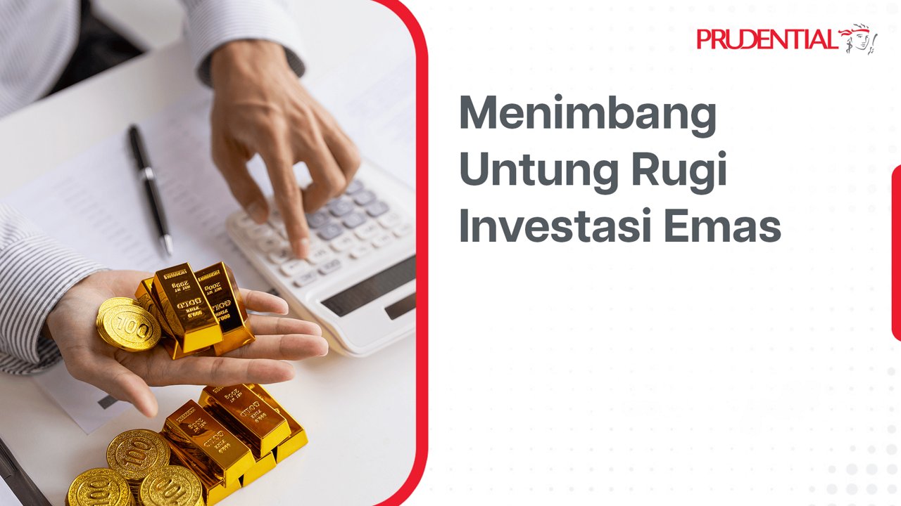 Seseorang memegang beberapa emas batangan dan koin emas di atas meja kerja. Di sampingnya terdapat kalkulator putih dan dokumen, menggambarkan proses perhitungan investasi. Teks berbahasa Indonesia bertuliskan "Menimbang Untung Rugi Investasi Emas" muncul di sisi kanan. Nuansa desain bersih dengan dominasi warna putih dan aksen merah, memberi kesan profesional dan informatif.