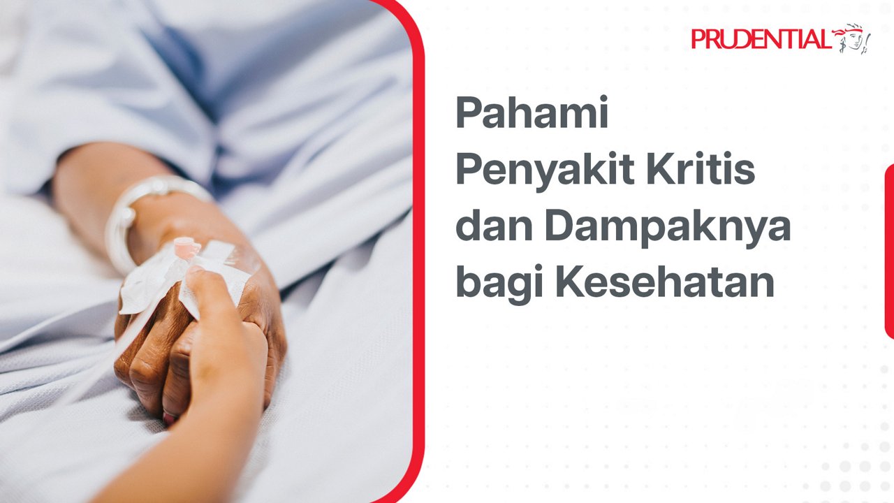 Visual edukasi kesehatan menampilkan dua tangan saling menggenggam di lingkungan rumah sakit. Satu tangan pasien dengan infus dipegang lembut oleh orang lain, menggambarkan dukungan emosional. Di sisi kanan terdapat teks berbahasa Indonesia tentang memahami penyakit kritis dan dampaknya bagi kesehatan. Nuansa warna putih dan biru lembut memberi kesan tenang dan profesional.