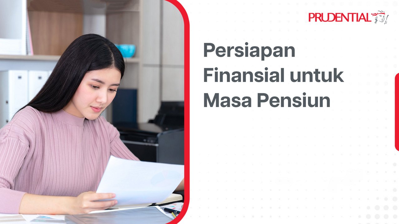 Seorang wanita muda duduk di meja kerja sambil membaca dokumen keuangan. Ia tampak fokus meninjau berkas dan kertas di ruangan kantor modern. Di sisi kanan terdapat teks berbahasa Indonesia yang berbunyi "Persiapan Finansial untuk Masa Pensiun". Di bagian atas kanan terlihat nama perusahaan Prudential dengan ikon karakter kecil.