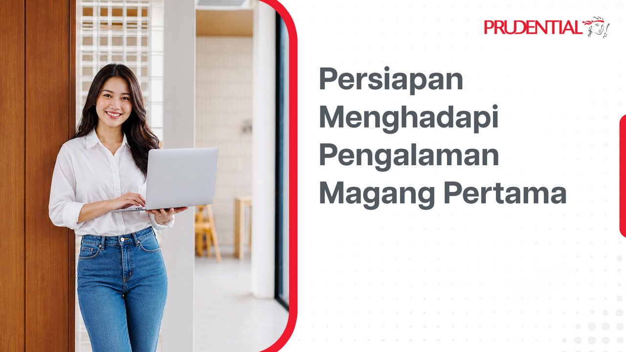 Seorang perempuan muda berdiri di dalam ruangan sambil memegang laptop terbuka dan tersenyum ke arah kamera. Di sisi kanan terdapat teks berbahasa Indonesia yang berbunyi "Persiapan Menghadapi Pengalaman Magang Pertama". Area kiri menampilkan latar interior modern dengan pintu kayu dan kursi di kejauhan. Di sudut kanan atas terlihat tulisan "PRUDENTIAL" dengan ikon kecil di sebelahnya.