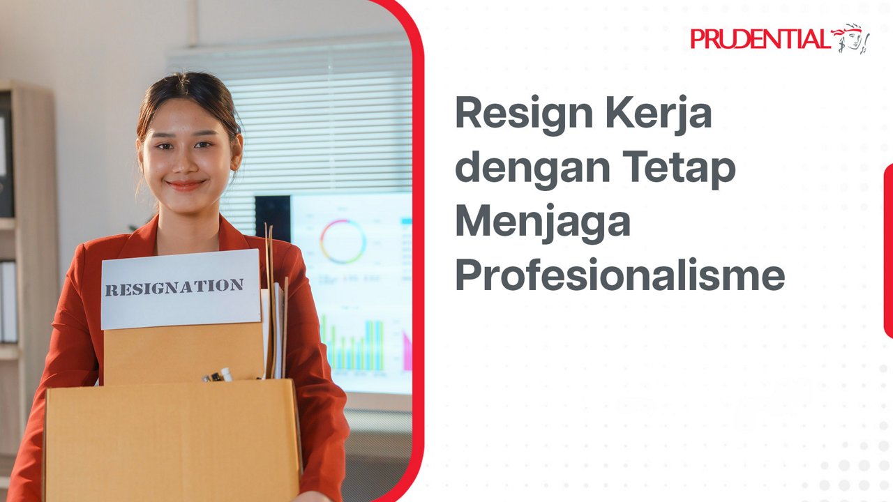 Seorang wanita muda berdiri sambil memegang kotak kardus berisi barang-barang kantor dan surat bertuliskan "RESIGNATION". Ia mengenakan blazer oranye di lingkungan kantor modern dengan layar presentasi di belakangnya. Di sisi kanan terdapat teks besar berbahasa Indonesia "Resign Kerja dengan Tetap Menjaga Profesionalisme". Sudut kanan atas menampilkan nama perusahaan Prudential, menegaskan konteks profesional dan korporat.