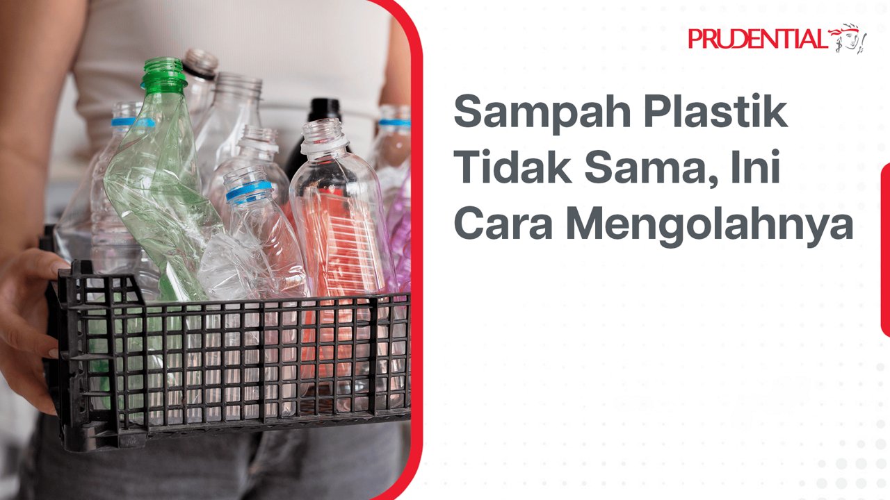 Gambar menampilkan seseorang memegang keranjang hitam berisi berbagai botol plastik bekas. Botol-botol tersebut tampak berwarna bening, hijau, dan merah muda, menandakan jenis plastik yang berbeda. Di sisi kanan terdapat teks berbahasa Indonesia yang berbunyi "Sampah Plastik Tidak Sama, Ini Cara Mengolahnya". Di bagian atas kanan terlihat tulisan Prudential dengan ikon hati dan payung.