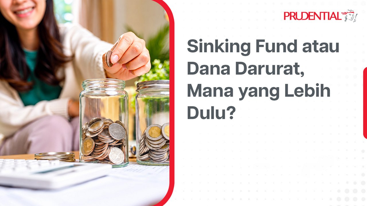 Seorang wanita memasukkan koin ke dalam toples kaca berisi uang di atas meja, menggambarkan aktivitas menabung dan pengelolaan keuangan pribadi. Di sampingnya terdapat dokumen atau kertas yang menandakan perencanaan finansial. Bagian kanan gambar menampilkan teks berbahasa Indonesia tentang pilihan antara sinking fund dan dana darurat, dengan identitas perusahaan Prudential di sudut atas. Komposisi visual terasa cerah dan profesional, menekankan edukasi keuangan dan perencanaan masa depan.