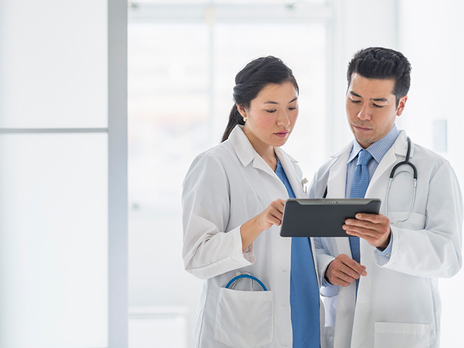 specialist-discuss-tablet