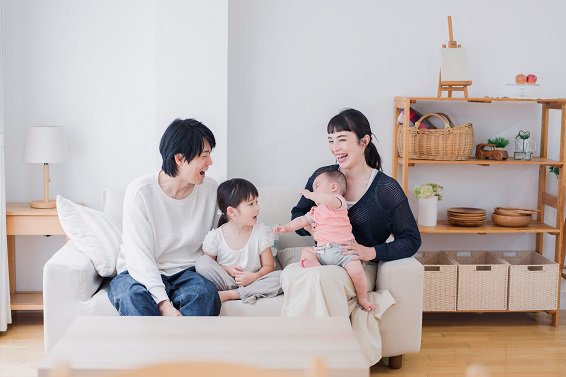 保單持有人可按個別產品條款，將一份保單分成多份保單，以配合不同家庭成員及財務目標。本文將講解保單分拆的運作方式、與更改受保人的分別及注意事項。