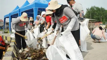 Prudential Indonesia Tegaskan Komitmen Keberlanjutan Lewat Aksi Bersih-Bersih Pantai di Muara Angke, Jakarta