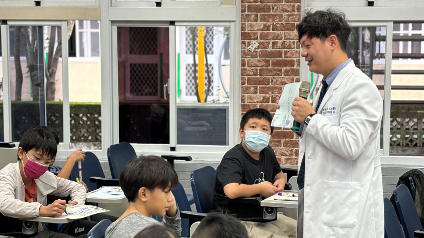 展臂閱讀理事長陳宥達醫師帶領瞭解幸福