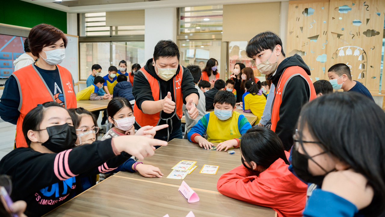 保誠人壽志工陪伴孩子們透過情緒桌遊認識各種不同的情緒