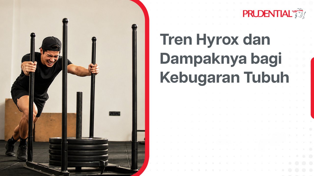 Seorang pria dewasa berolahraga dengan mendorong sled beban di dalam gym. Ia tampak berusaha keras mendorong alat tersebut di lantai hitam dengan latar dinding sederhana. Di sisi kanan terdapat area putih dengan teks berbahasa Indonesia tentang tren Hyrox dan kebugaran tubuh. Komposisi gambar menonjolkan intensitas latihan kekuatan dan suasana kebugaran modern.