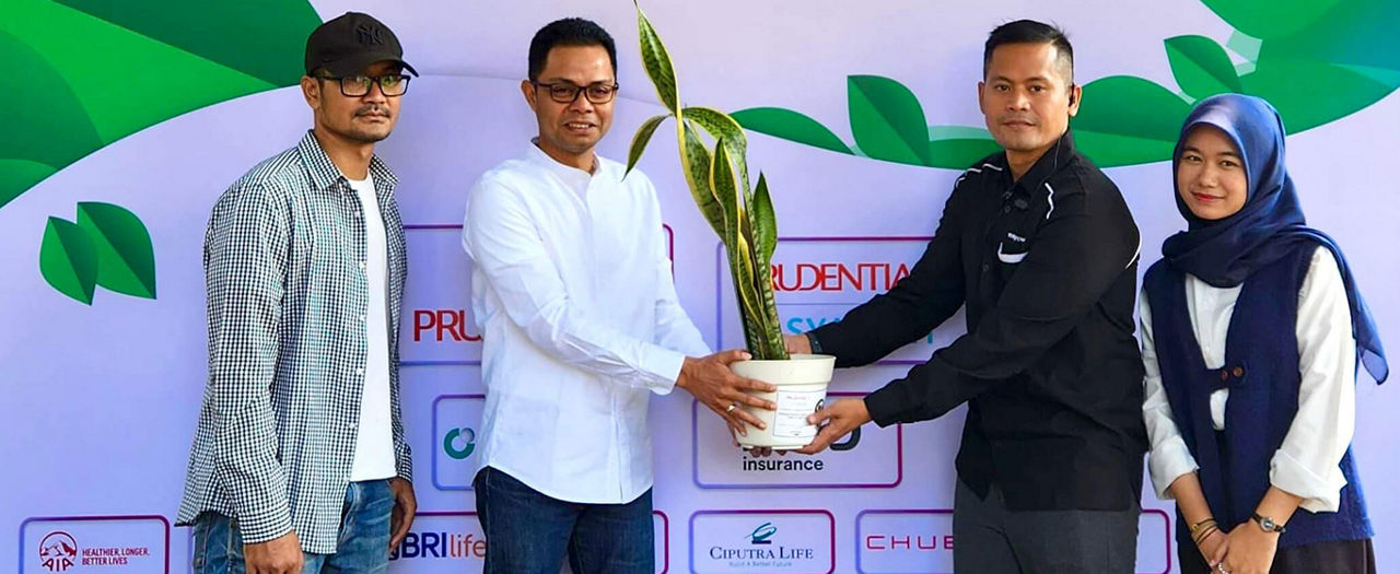 Bagikan Bibit Pohon Lidah Mertua dan Edukasi Literasi Keuangan, Prudential Syariah Perkuat Komitmen untuk Masa Depan Berkelanjutan